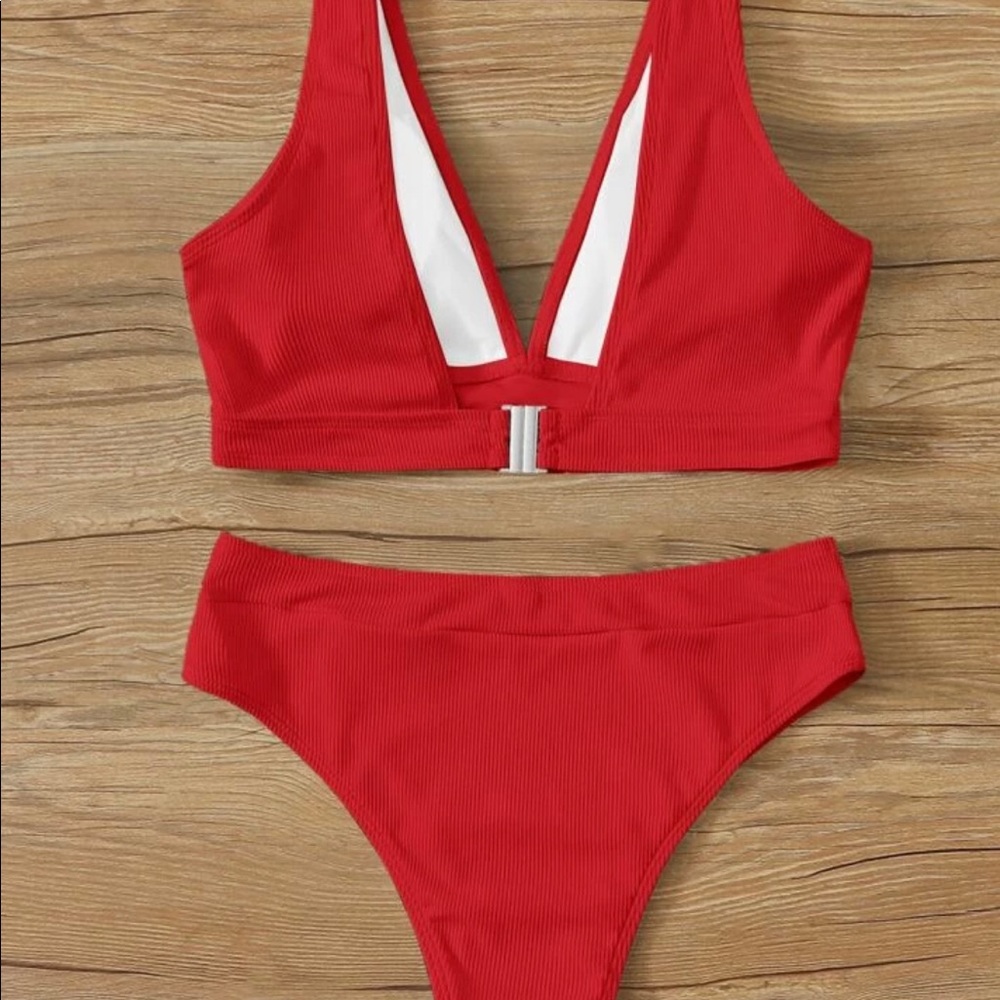 Red bikini - Picture 2 of 2